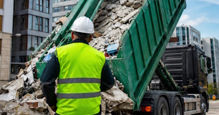 Вывоз строительного мусора в Лесосибирске: услуги лицензированной компании — ПроМусор